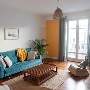 Spacieux Avec Balcon Et Parking Appartamento